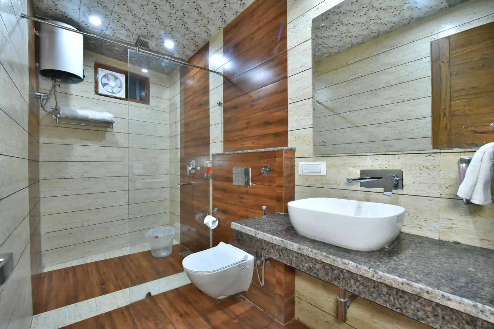 DLS Ark Holiday Inn Room
