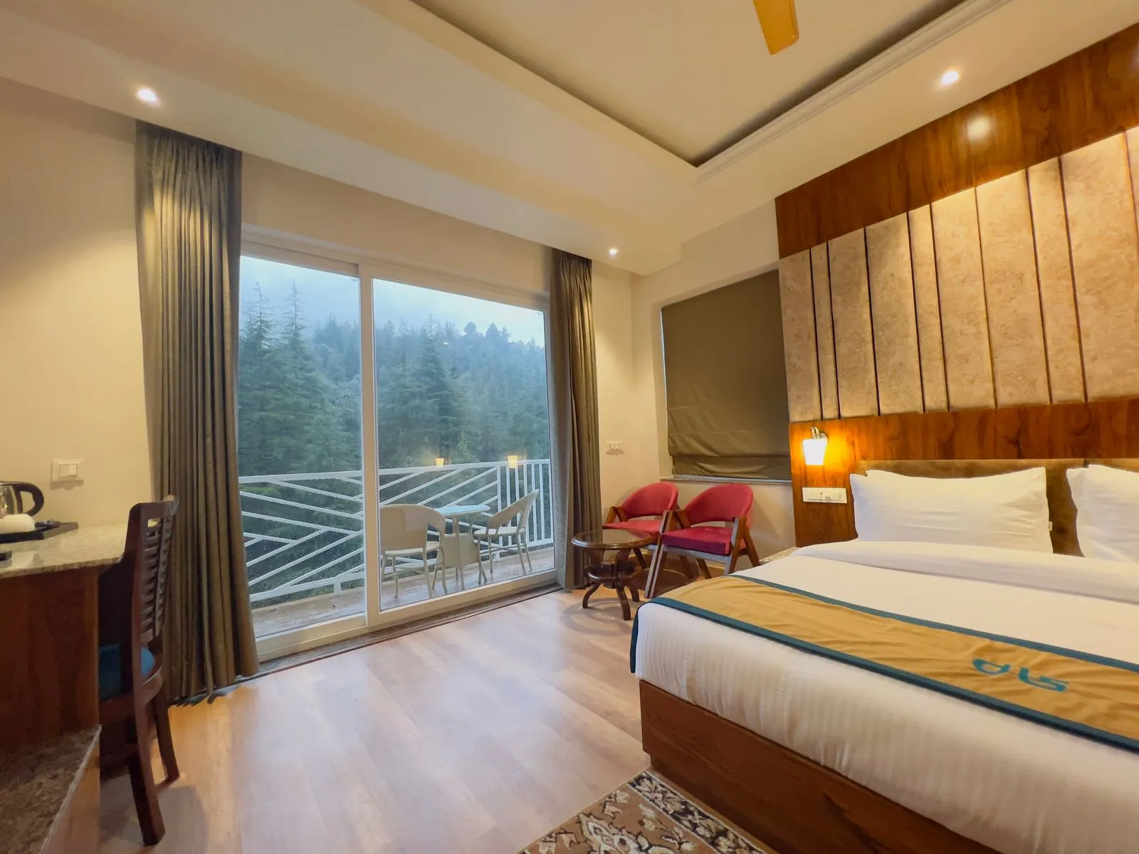 DLS Ark Holiday Inn Room