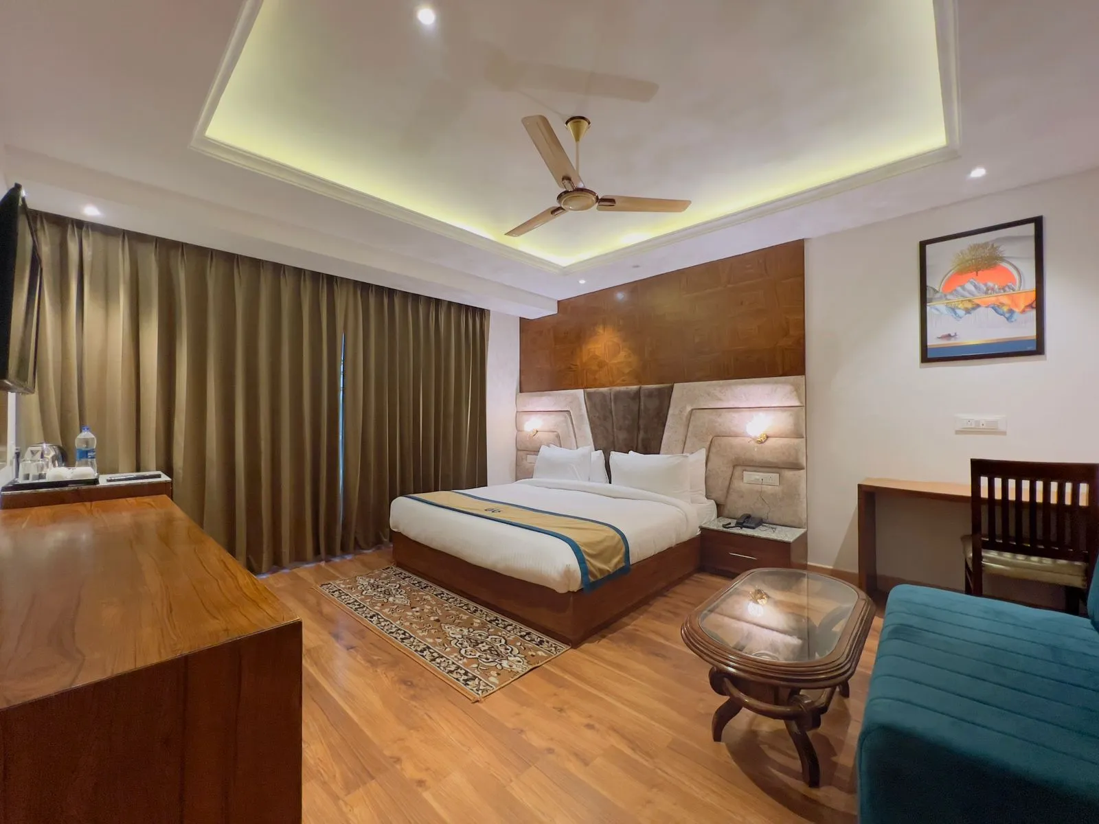 DLS Ark Holiday Inn Room