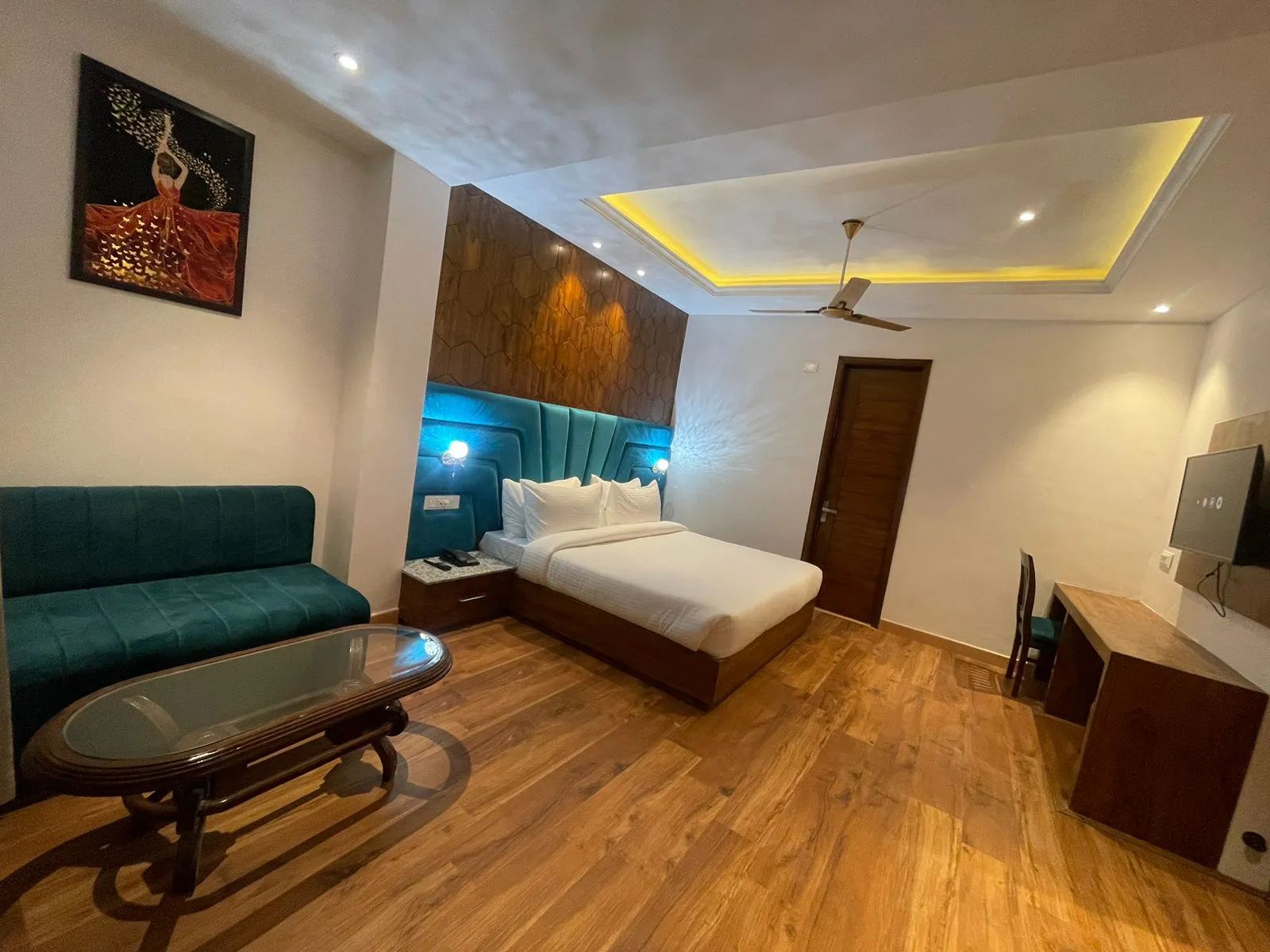 DLS Ark Holiday Inn Room