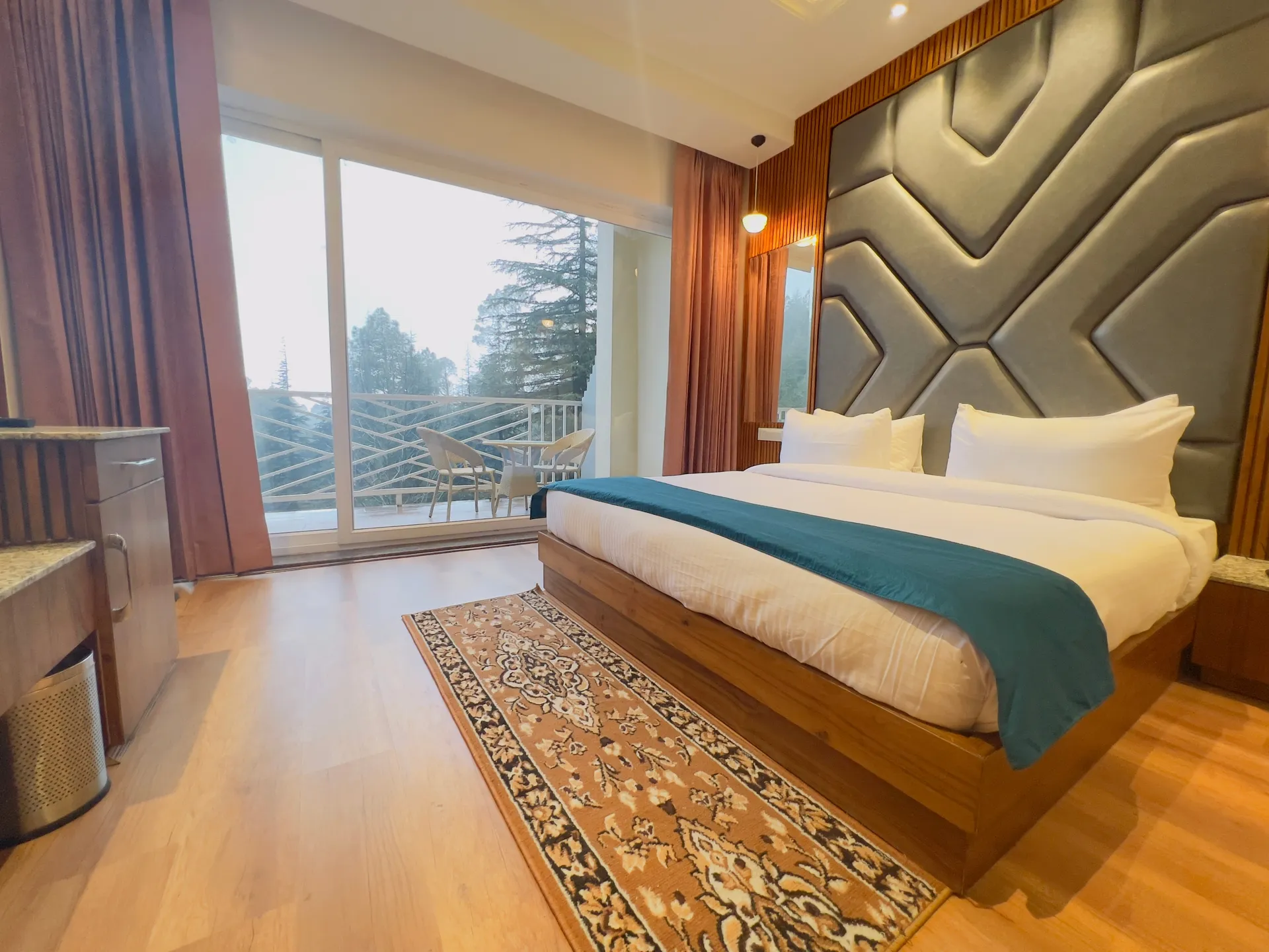 DLS Ark Holiday Inn Room