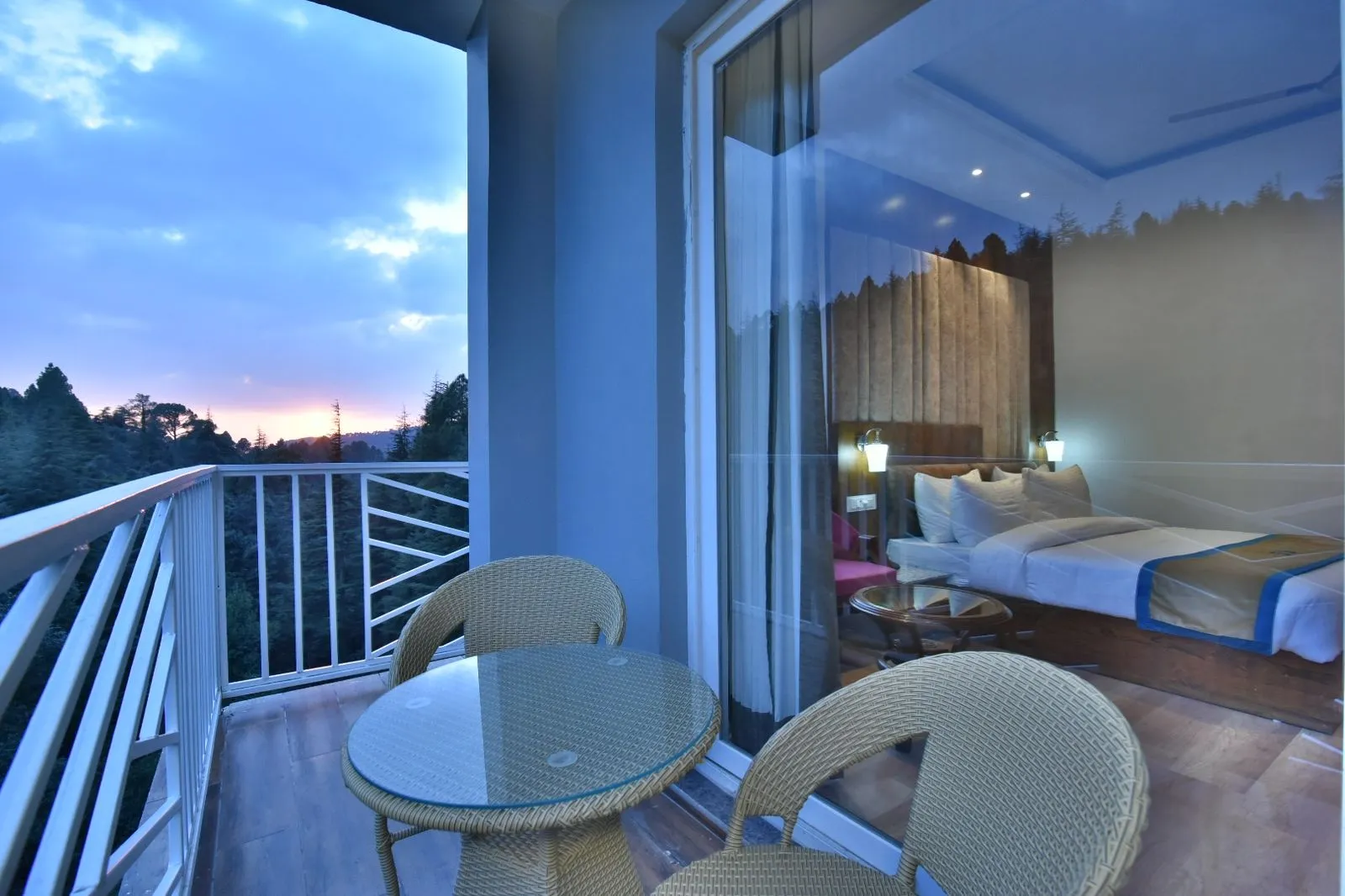 DLS Ark Holiday Inn Room