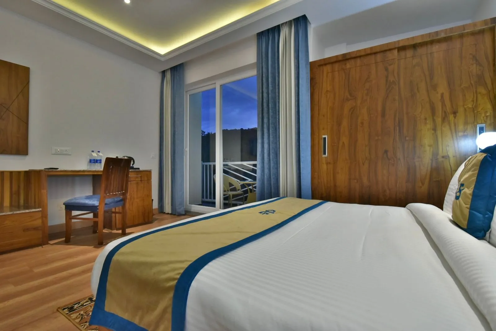 DLS Ark Holiday Inn Room