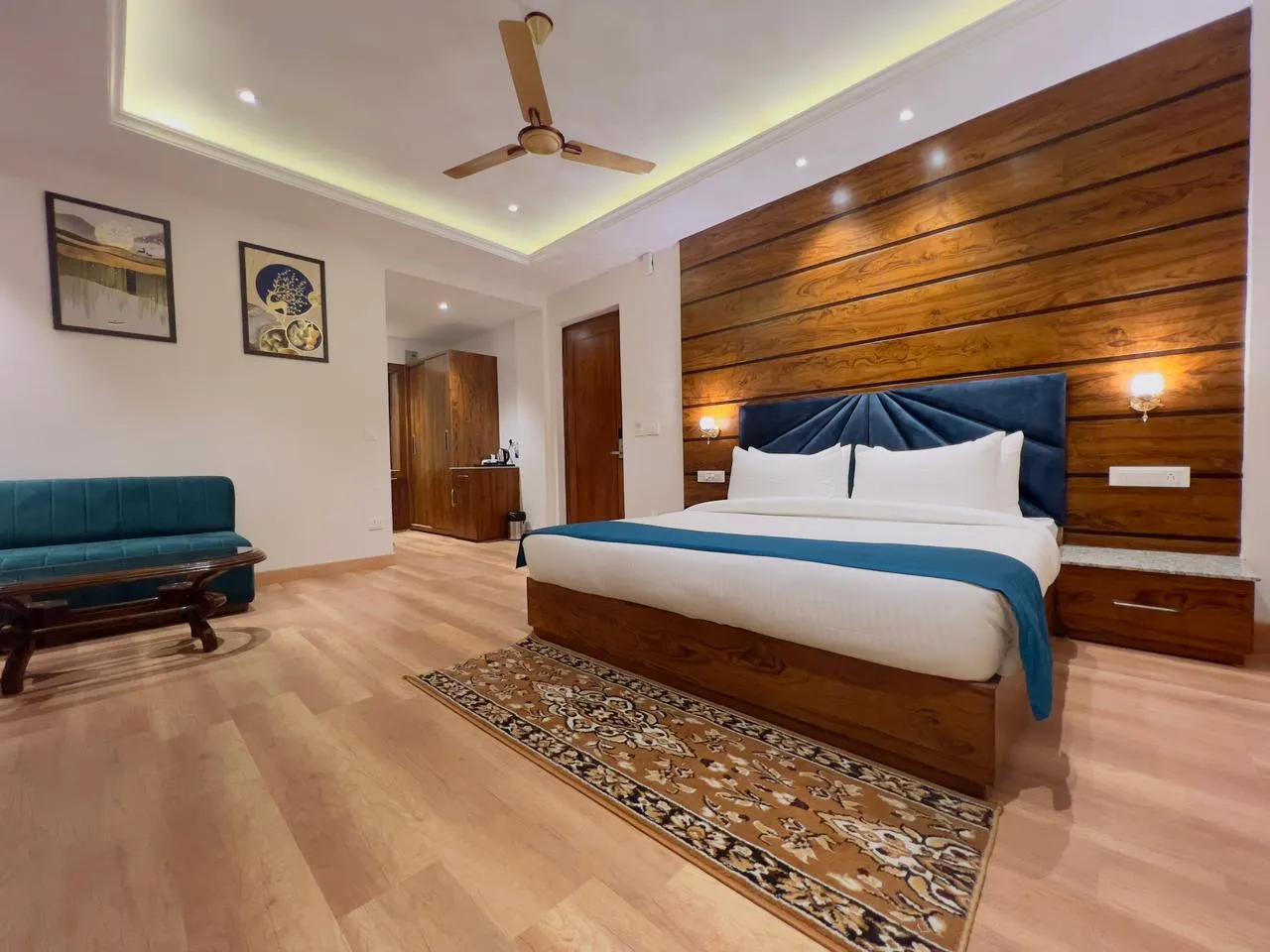 DLS Ark Holiday Inn Room