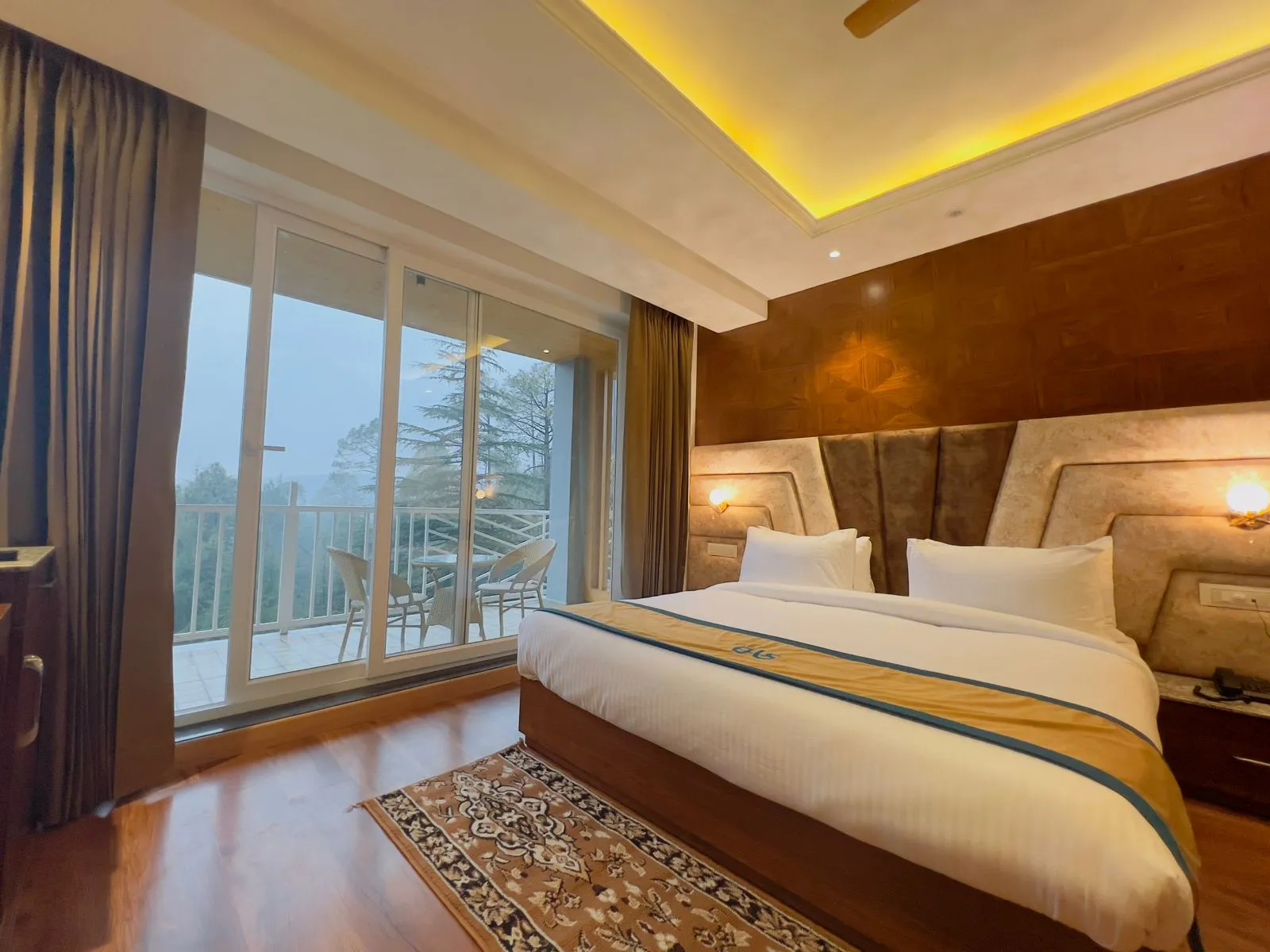 DLS Ark Holiday Inn Room
