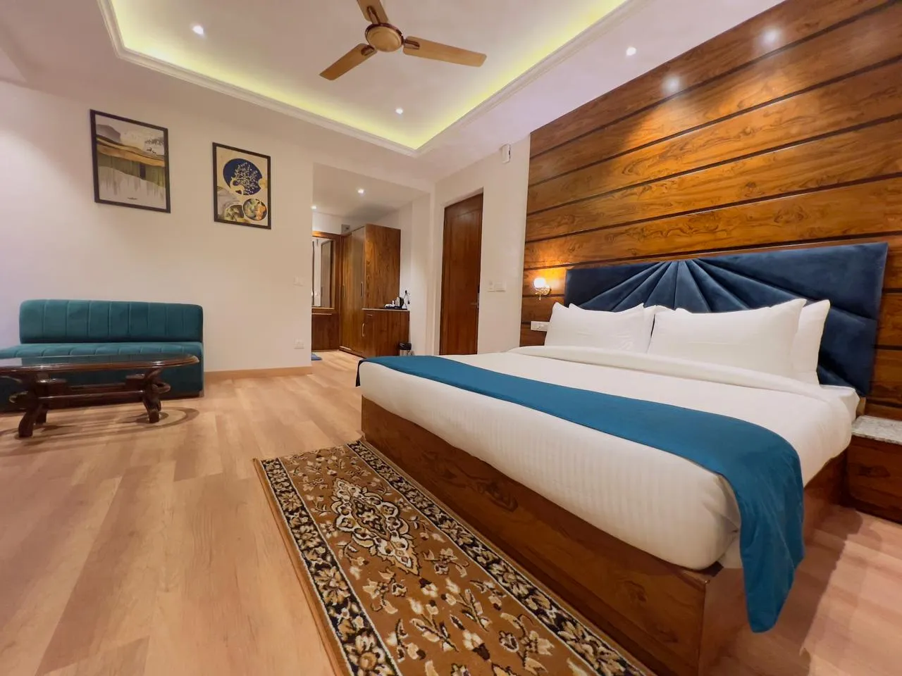 DLS Ark Holiday Inn Room