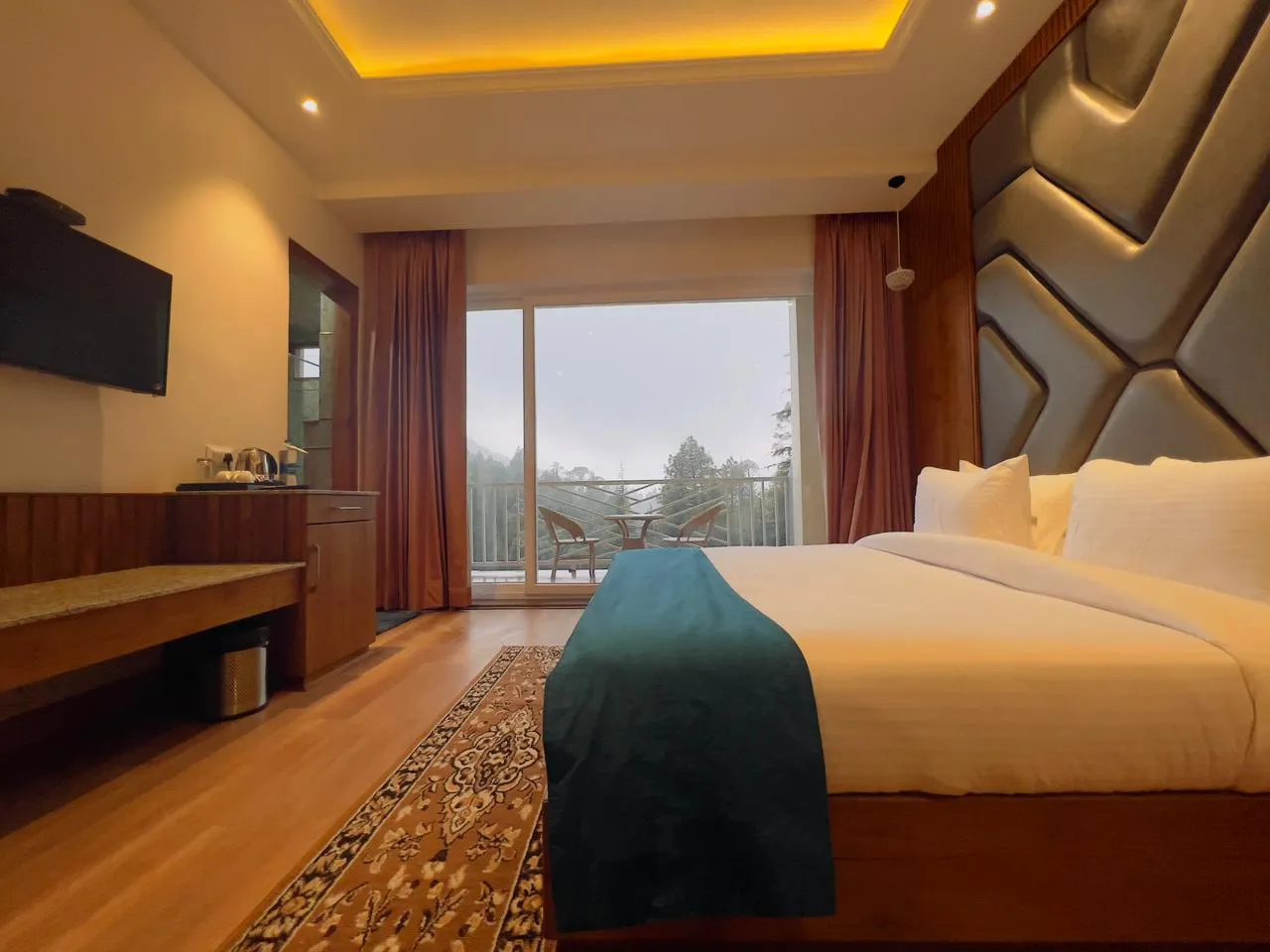 DLS Ark Holiday Inn Room