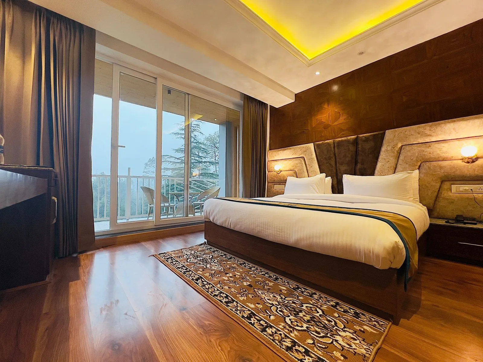DLS Ark Holiday Inn Room