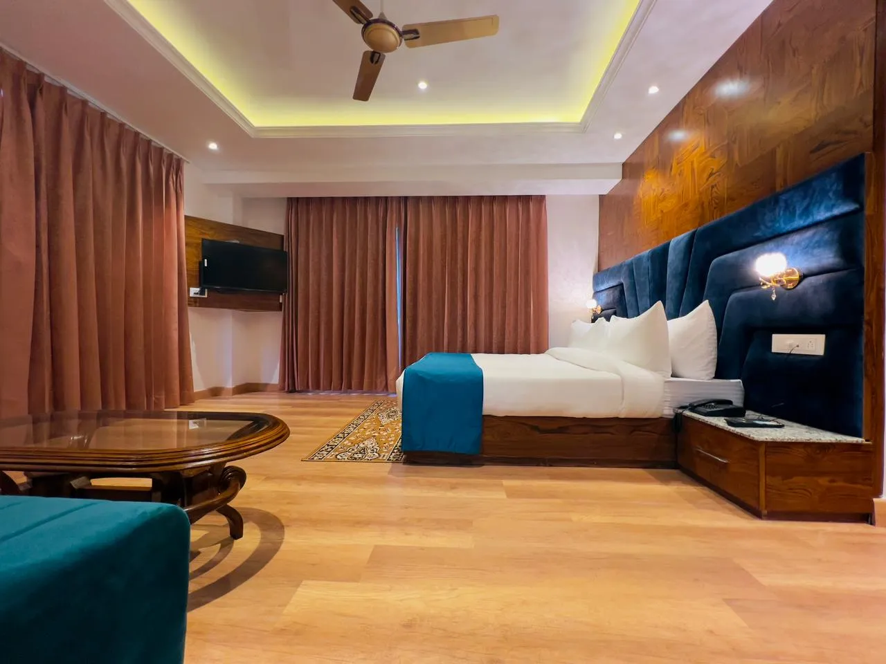 DLS Ark Holiday Inn Room