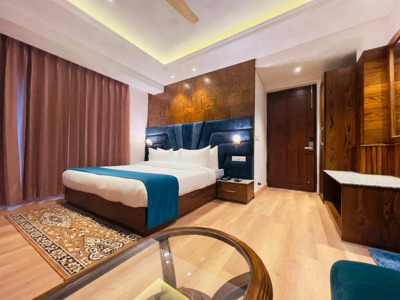 DLS Ark Holiday Inn Room
