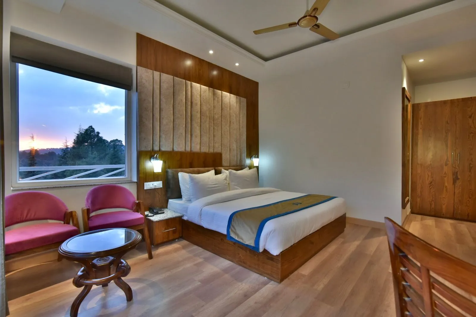 DLS Ark Holiday Inn Room