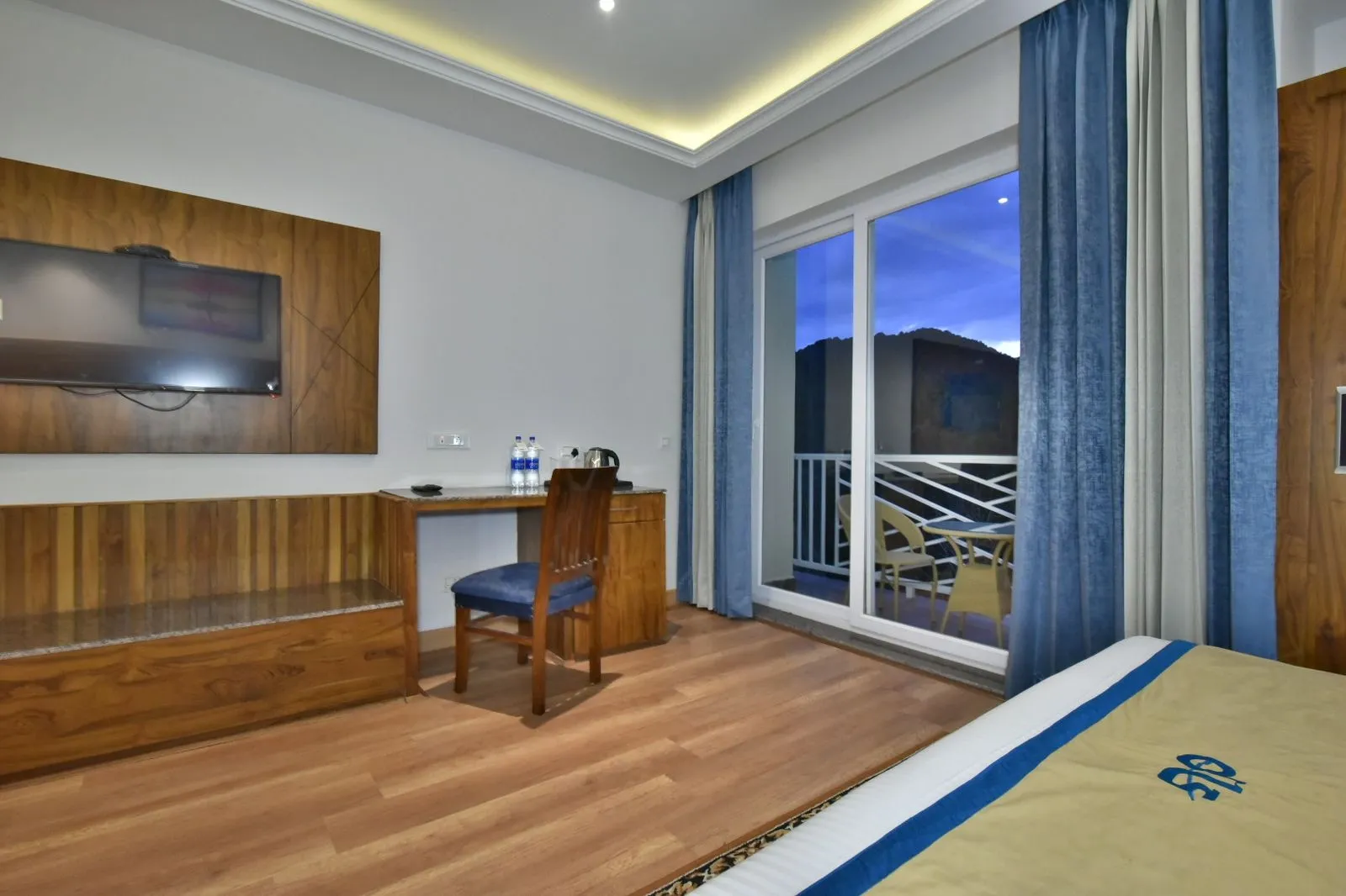 DLS Ark Holiday Inn Room