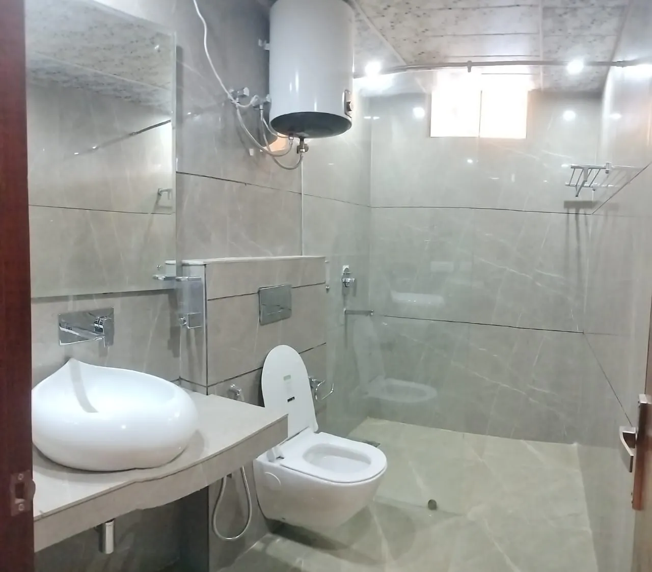 DLS Ark Holiday Inn Washroom