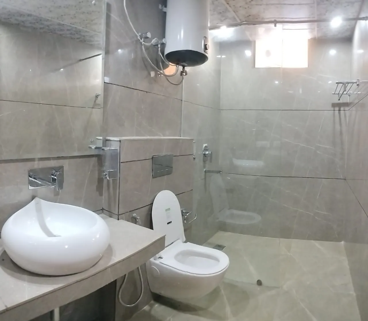 DLS Ark Holiday Inn Washroom