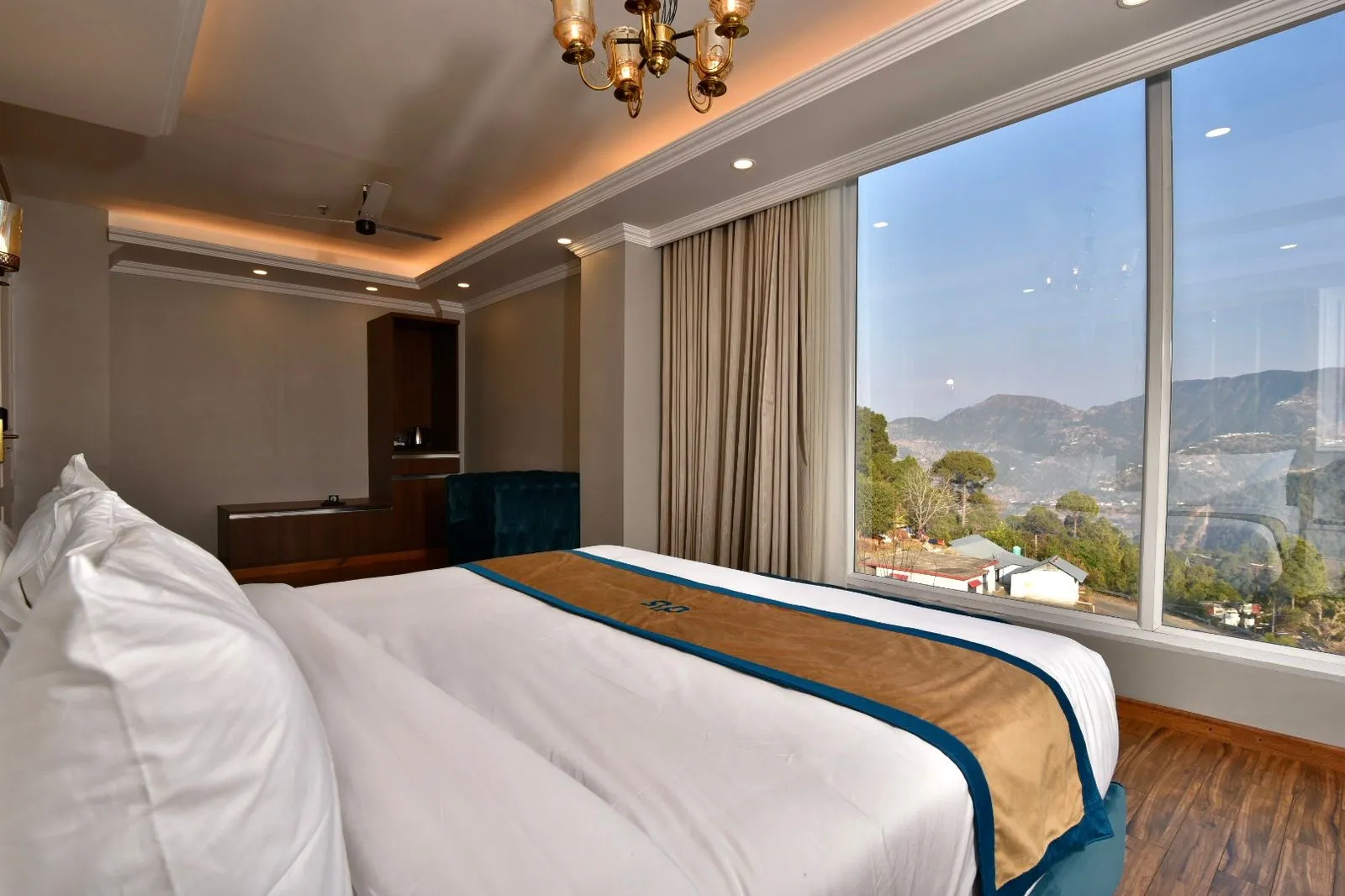 DLS Claret Inn Room