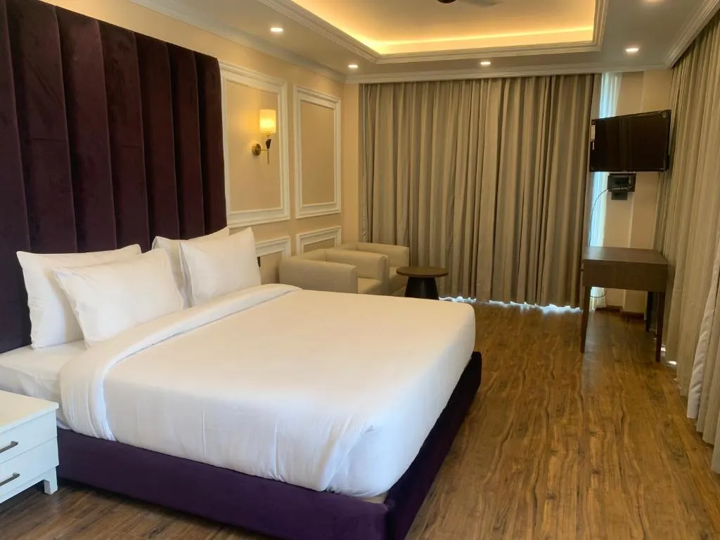 DLS Claret Inn Room