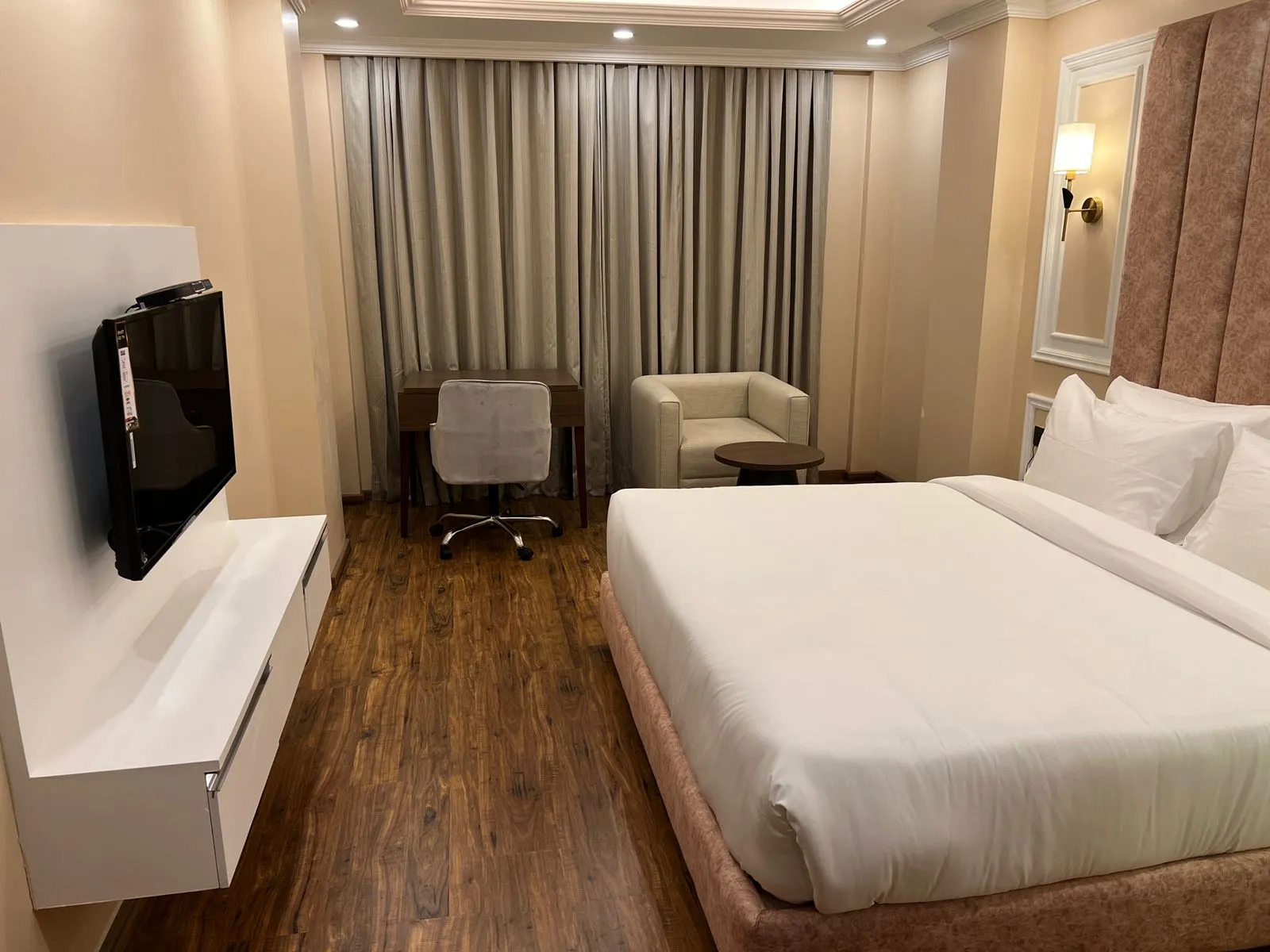 DLS Claret Inn Room