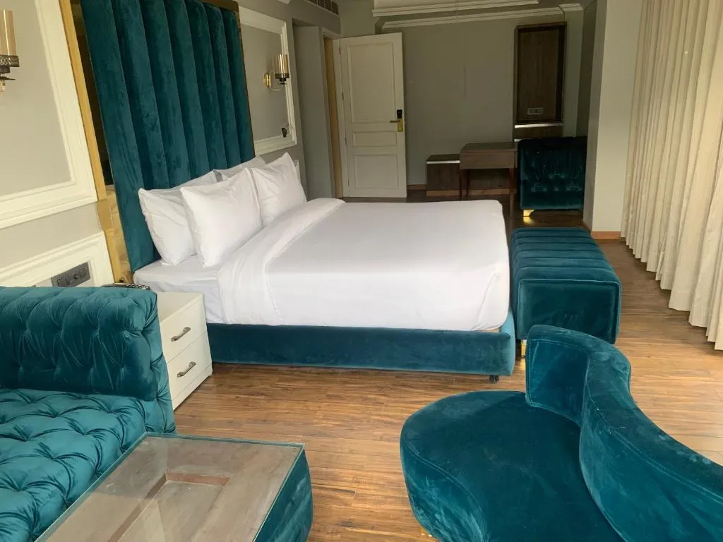 DLS Claret Inn Room