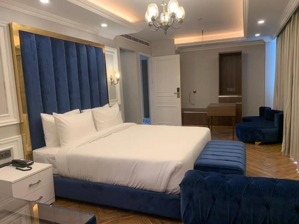 DLS Claret Inn Room