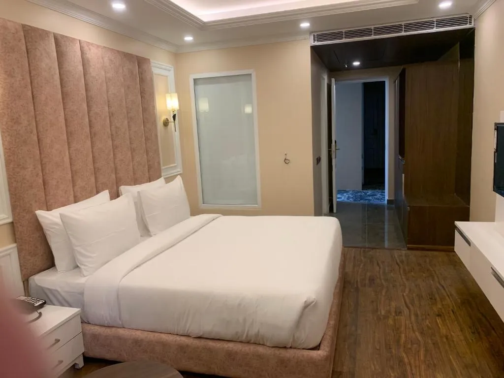 DLS Claret Inn Room