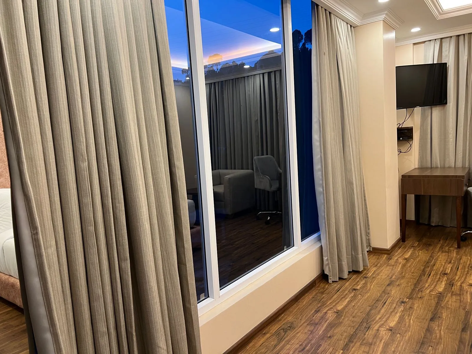 DLS Claret Inn Room