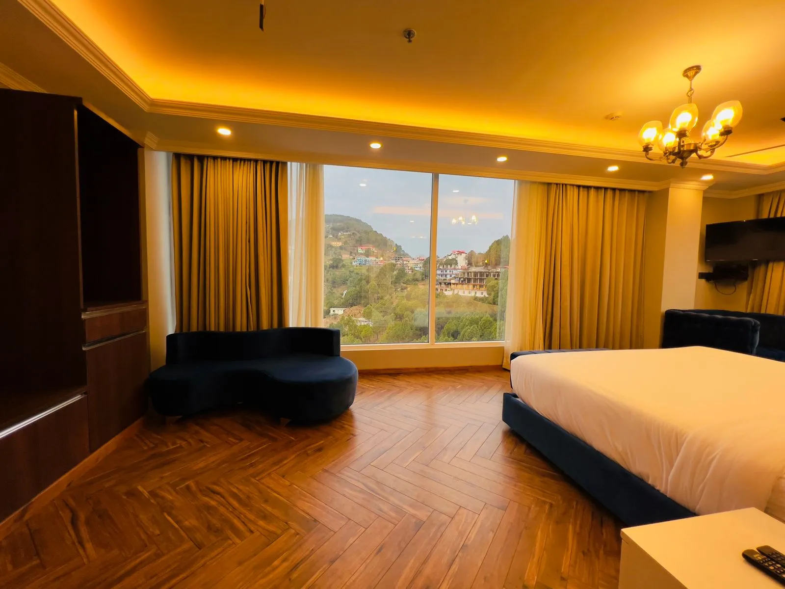DLS Claret Inn Room