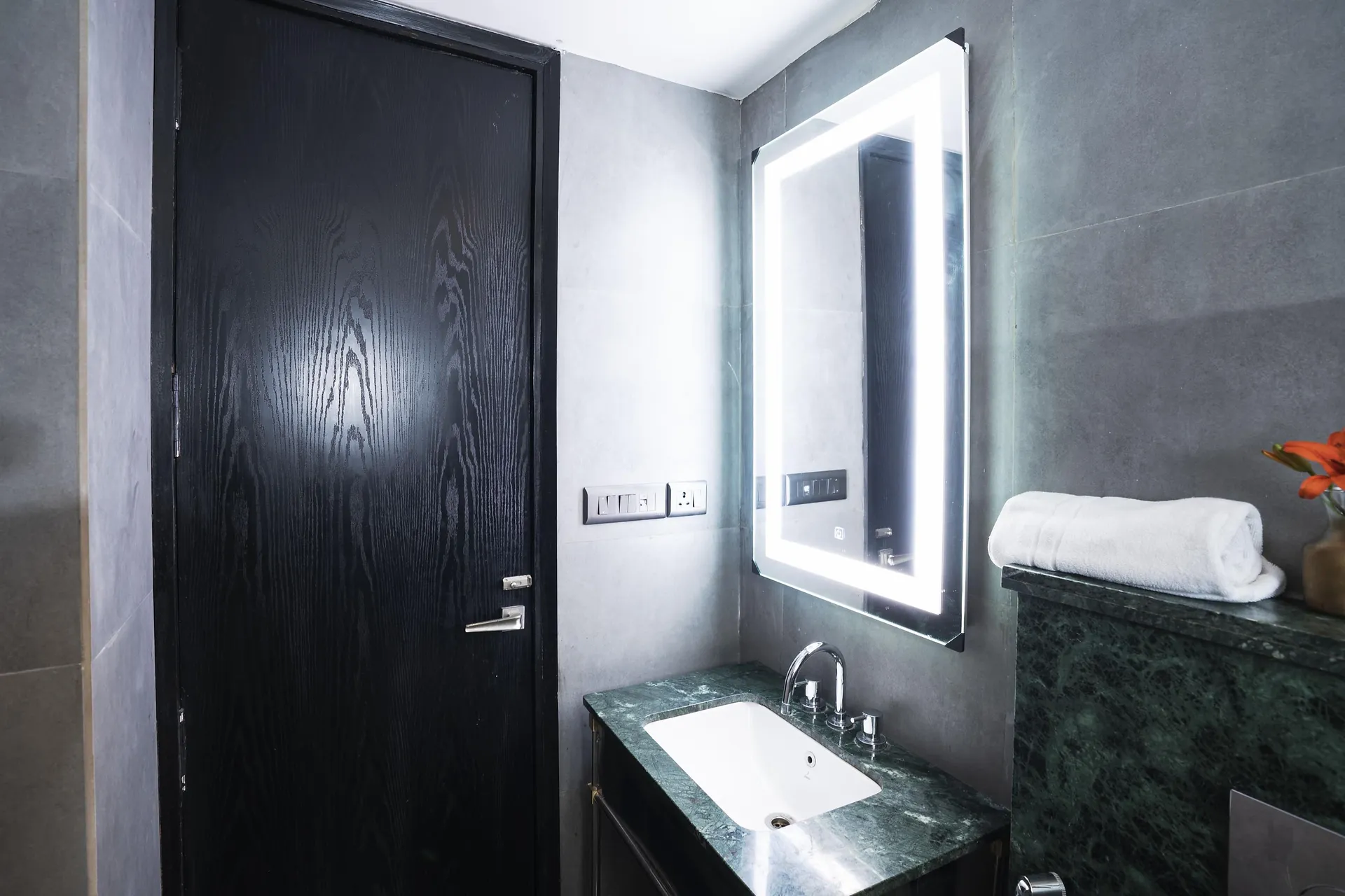 Foxoso Hotel, Delhi Airport Washroom