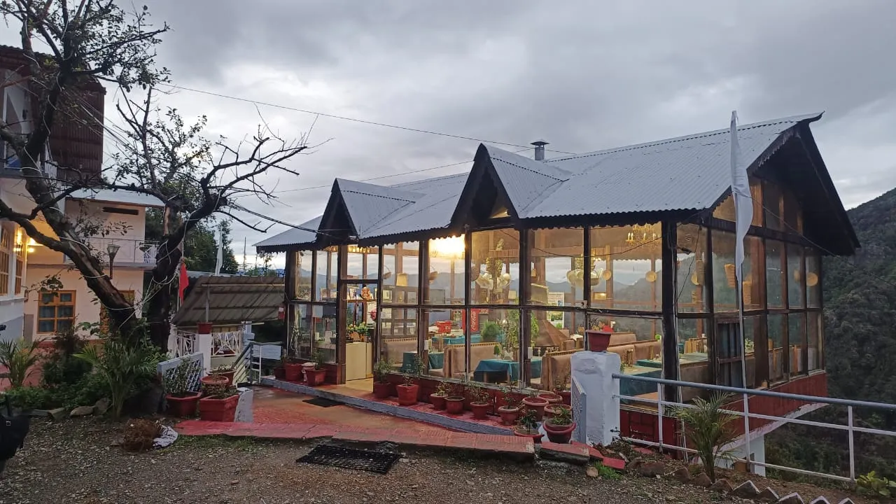 Apple Orchard Resort By Royal Collection Hotels Restaurant