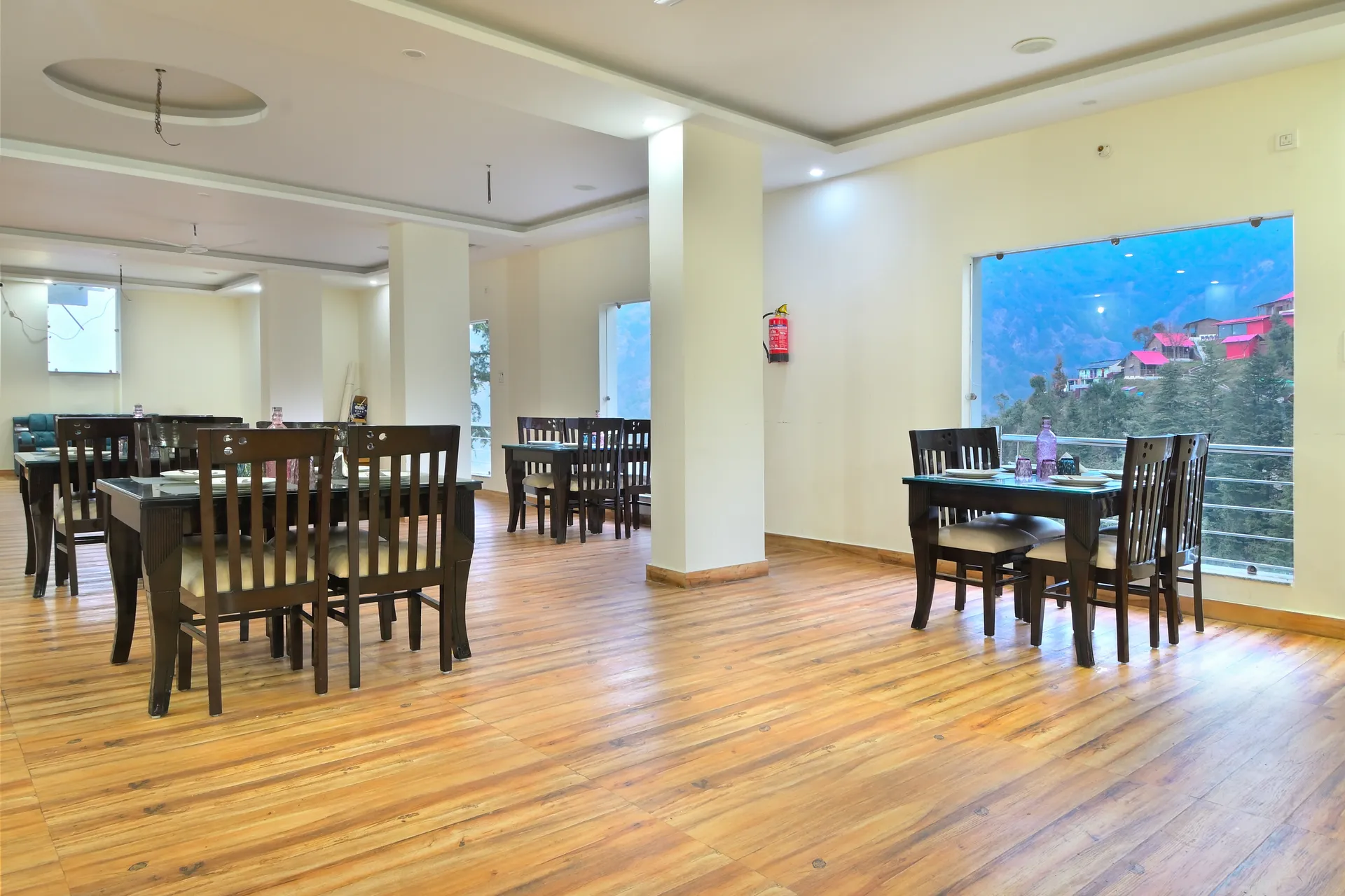 Hotel Dhanolti View by LA Riqueza Restaurant