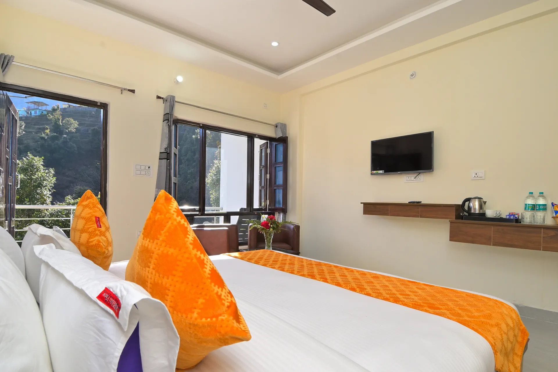 Hotel Dhanolti View by LA Riqueza Room