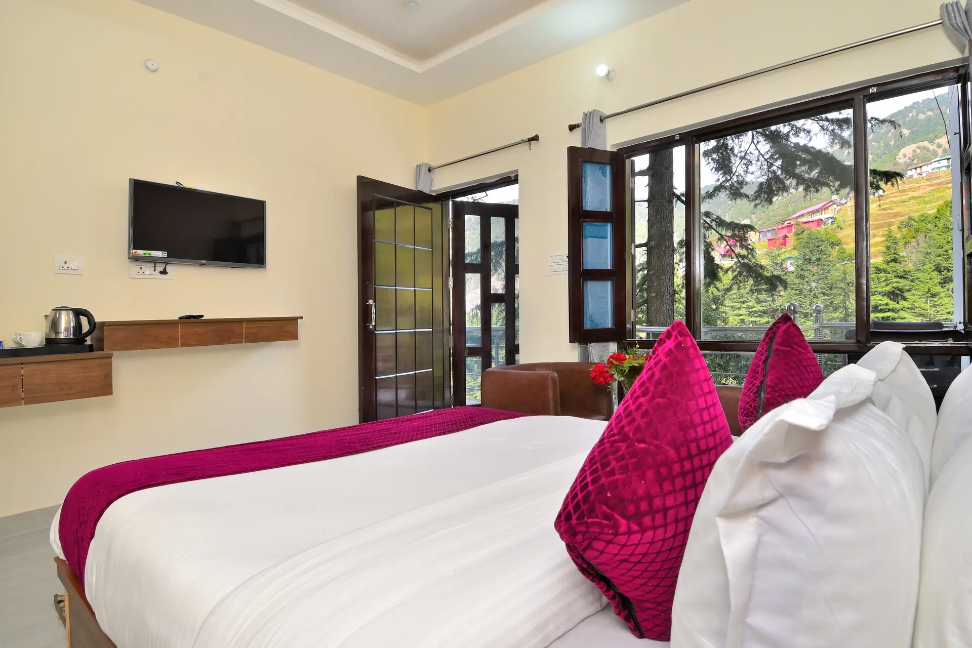 Hotel Dhanolti View by LA Riqueza Room