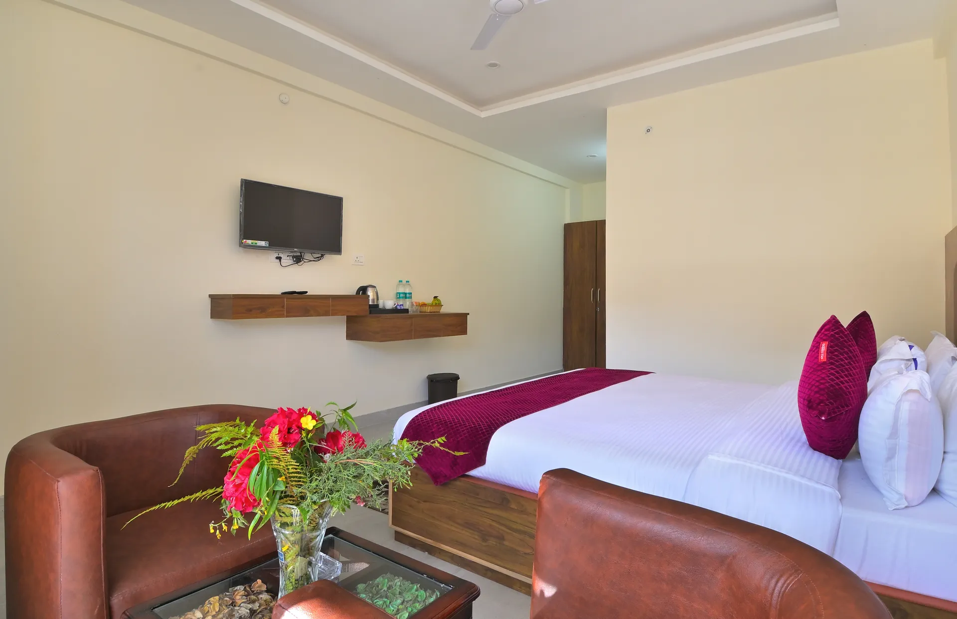 Hotel Dhanolti View by LA Riqueza Room