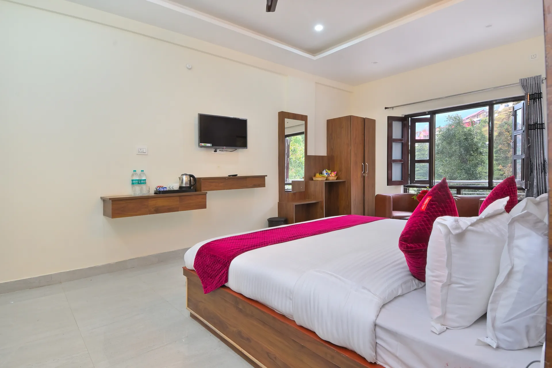 Hotel Dhanolti View by LA Riqueza Room