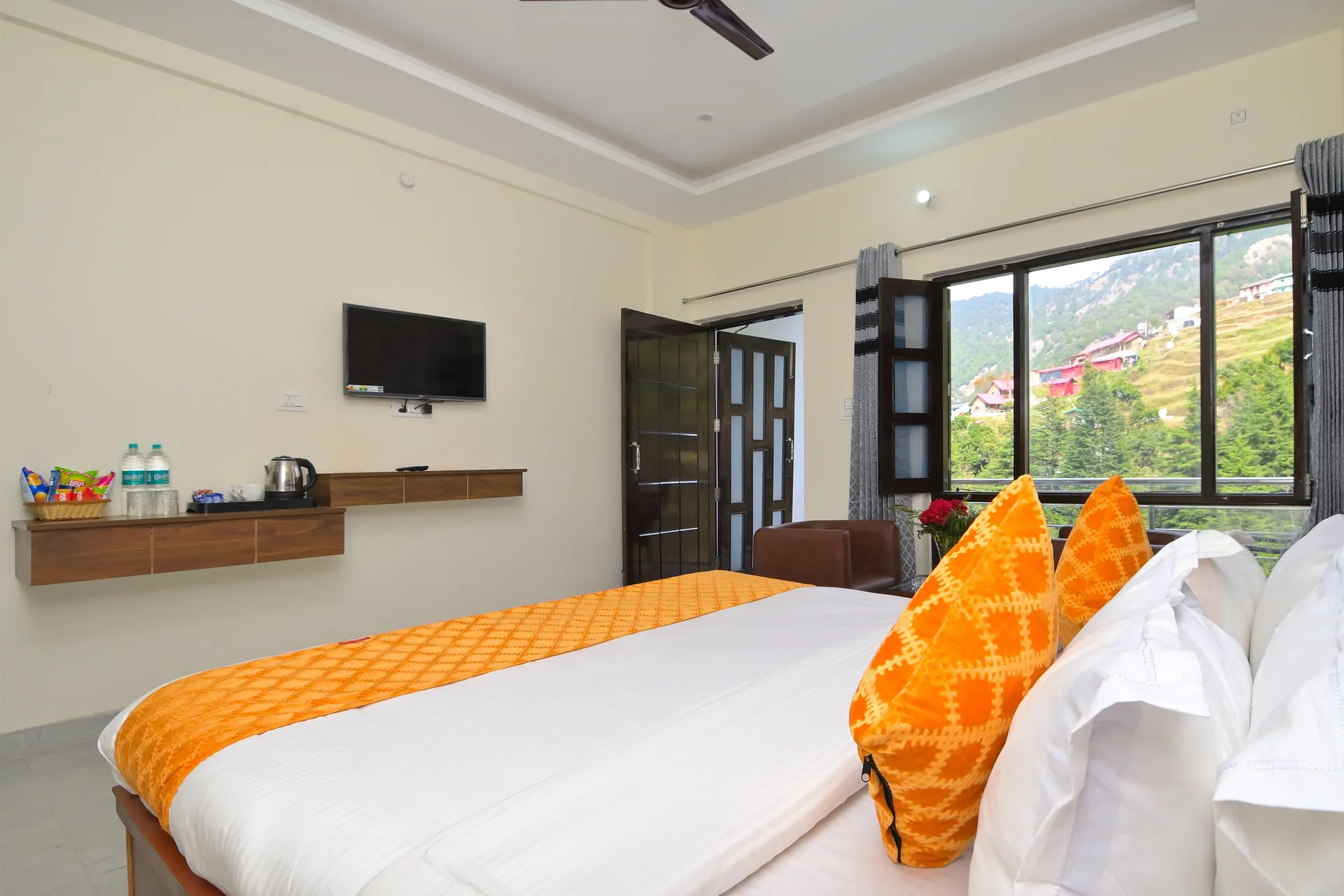 Hotel Dhanolti View by LA Riqueza Room