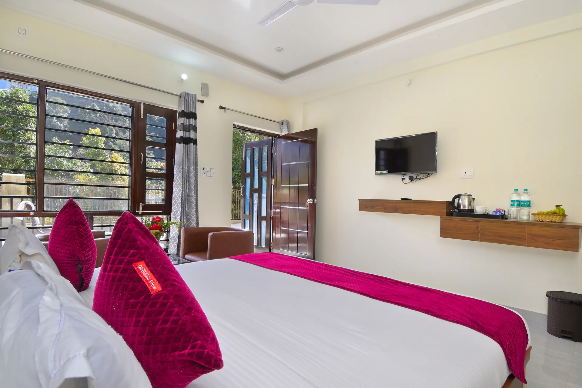 Hotel Dhanolti View by LA Riqueza Room