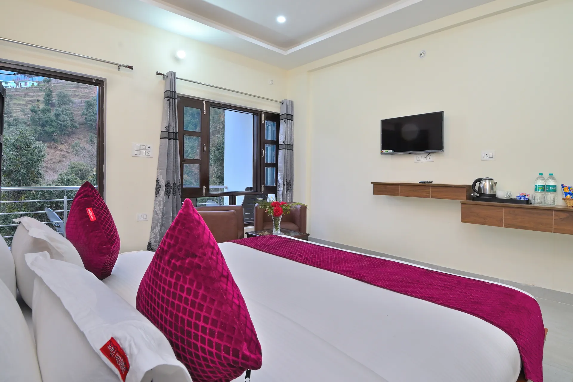 Hotel Dhanolti View by LA Riqueza Room