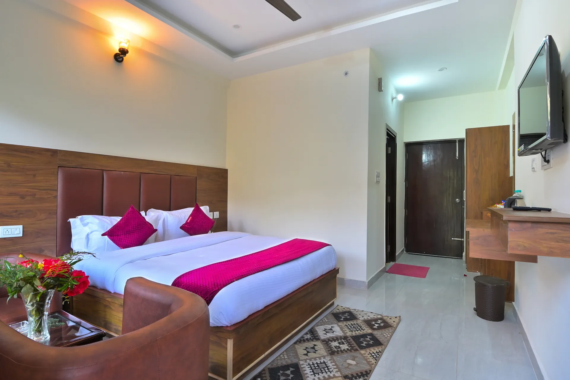 Hotel Dhanolti View by LA Riqueza Room