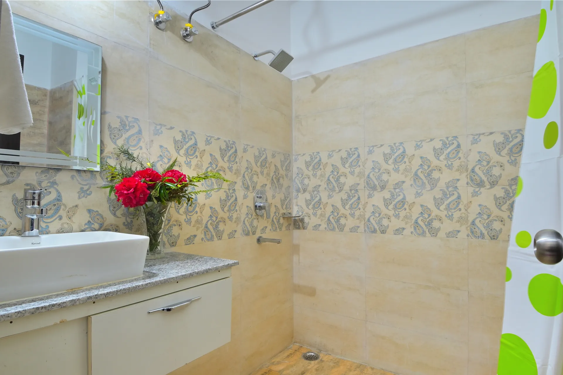 Hotel Dhanolti View by LA Riqueza Washroom