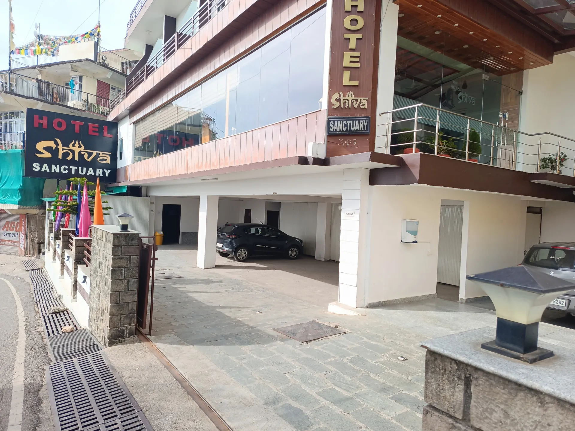 DLS Hotel Shiva Sanctuary and Spa Parking