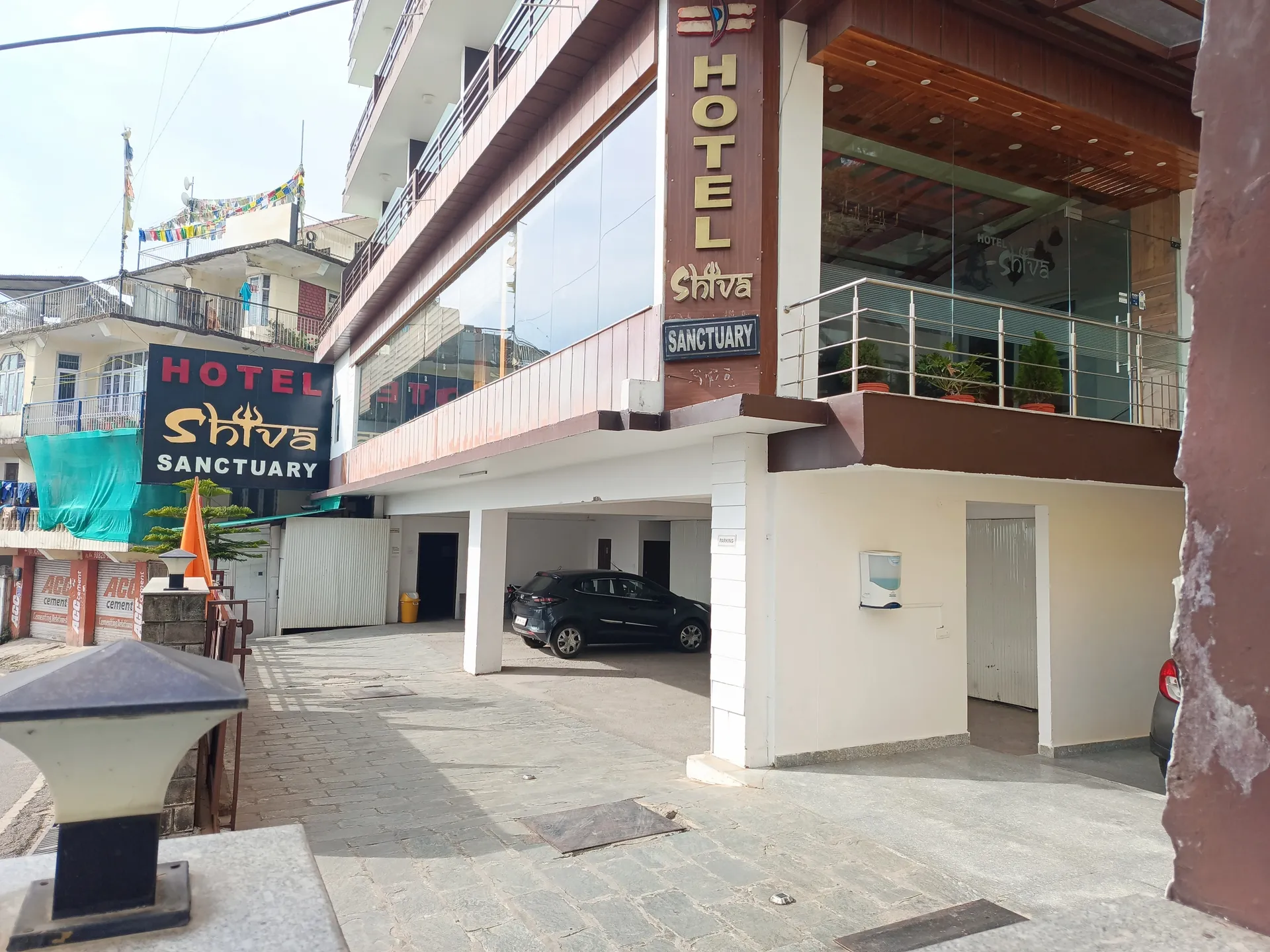 DLS Hotel Shiva Sanctuary and Spa Parking