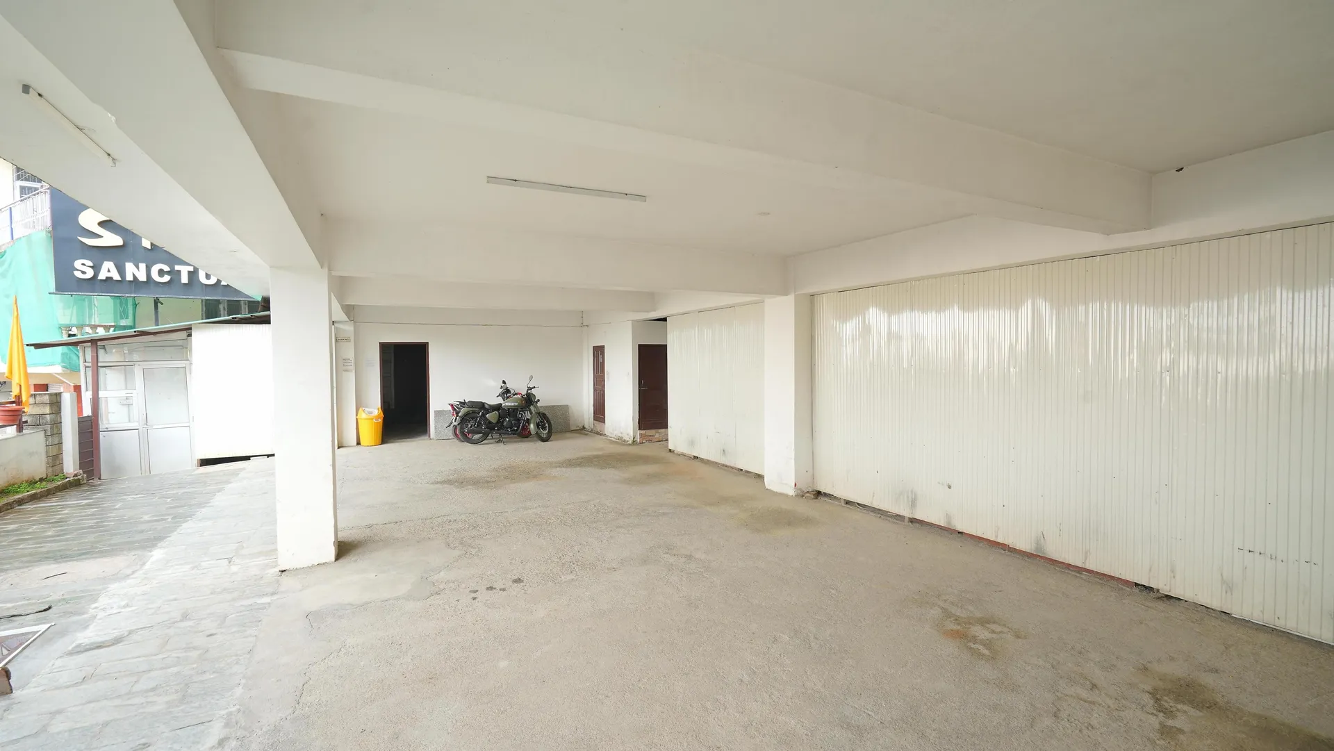 DLS Hotel Shiva Sanctuary and Spa Parking