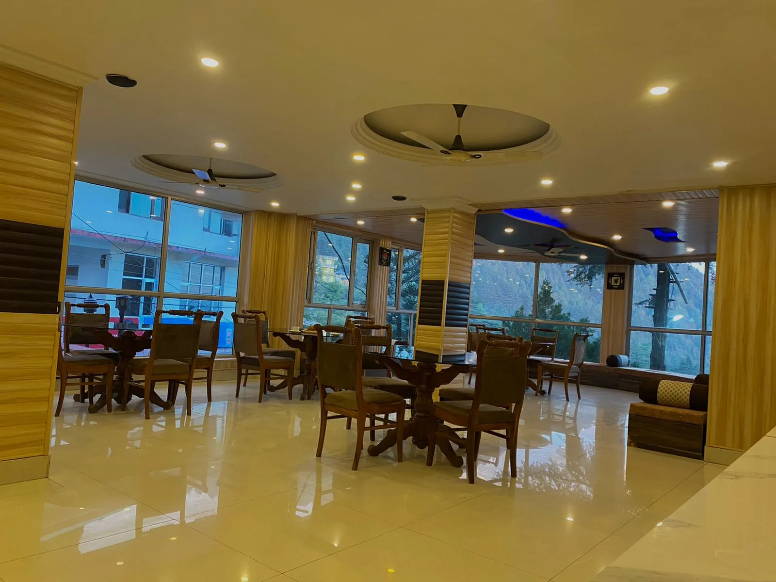 Snow Retreat By DLS Hotels Restaurant