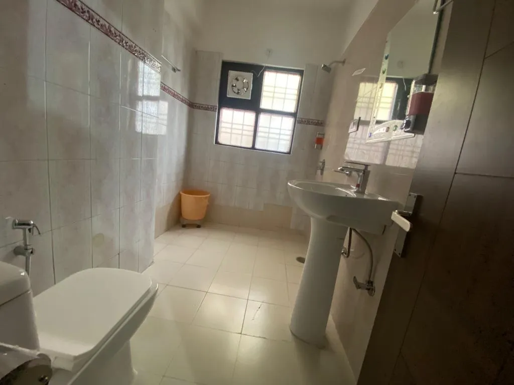 Snow Retreat By DLS Hotels Washroom