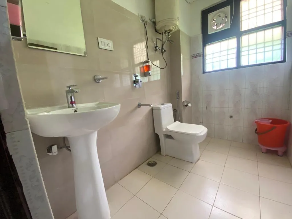 Snow Retreat By DLS Hotels Washroom