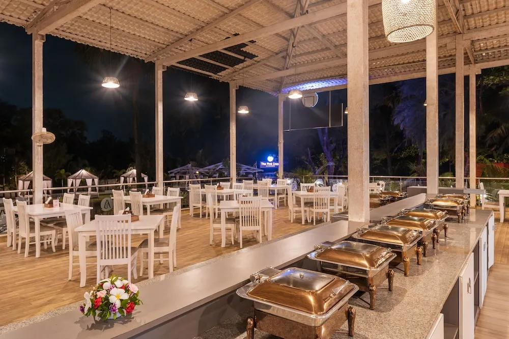 Foxoso LA Beach Resort Common Area