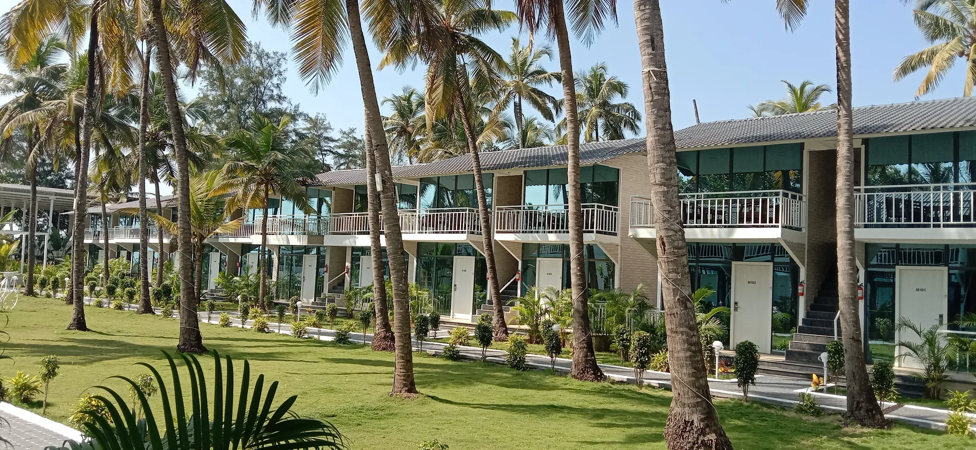 Foxoso LA Beach Resort Common Area