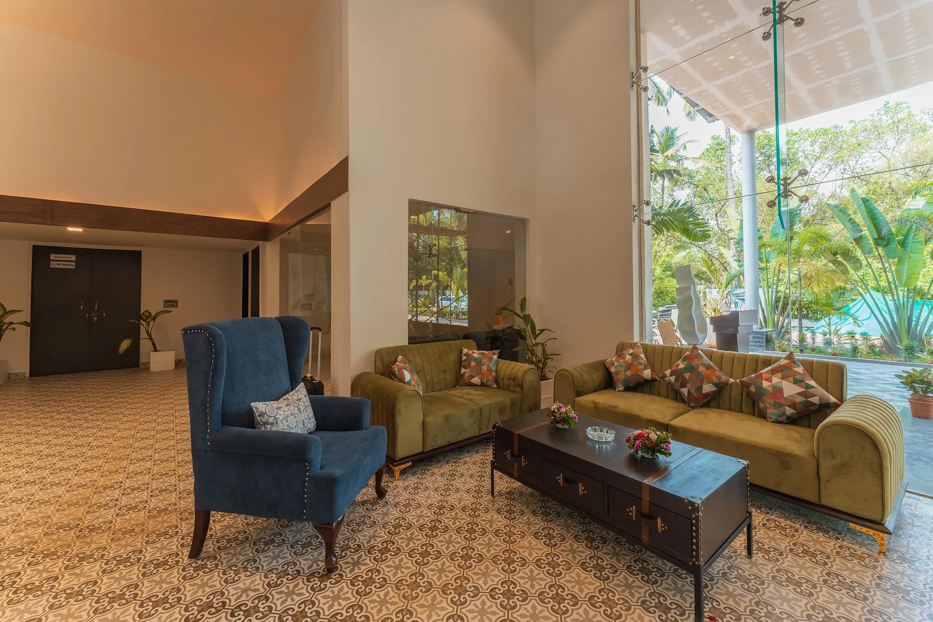 Foxoso LA Beach Resort Common Area