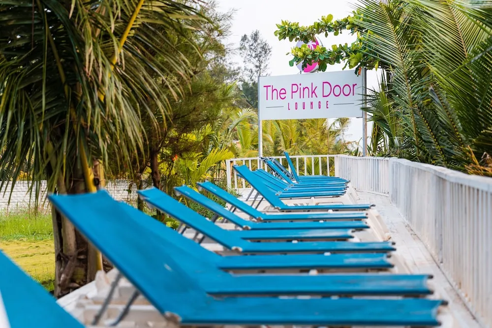 Foxoso LA Beach Resort Facade