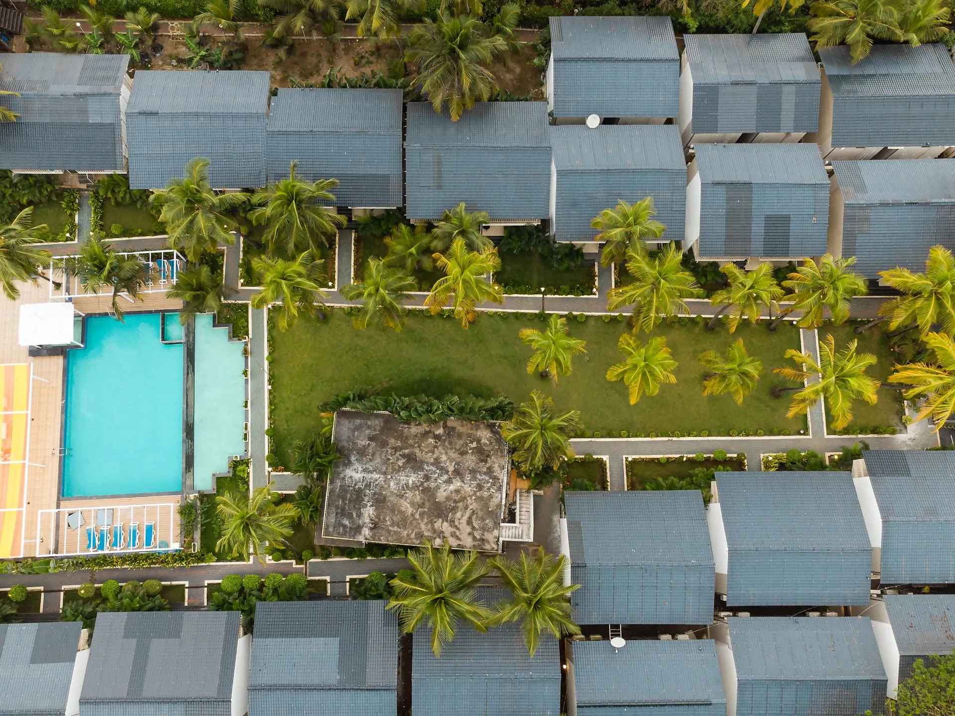 Foxoso LA Beach Resort Facade