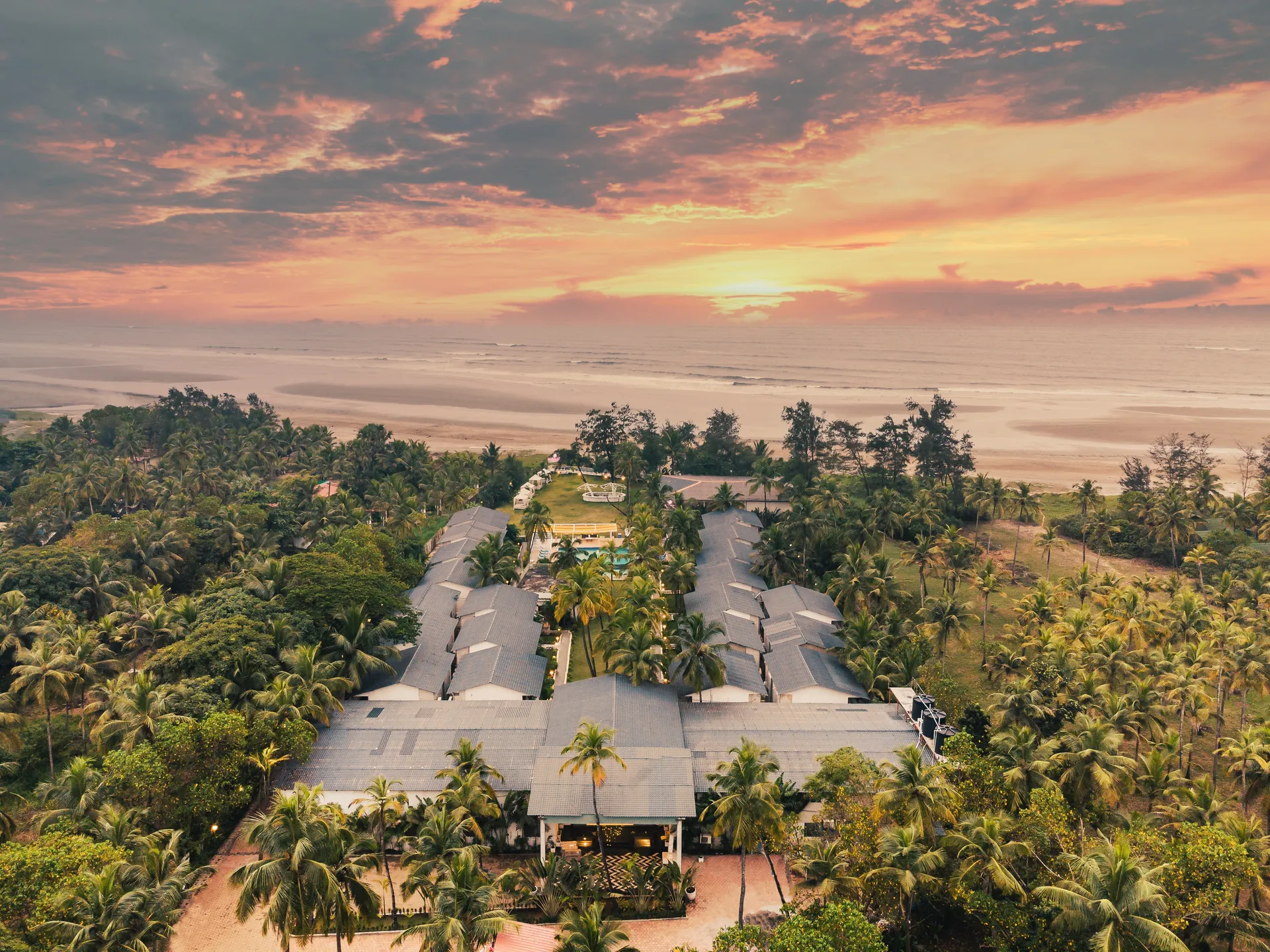 Foxoso LA Beach Resort Facade
